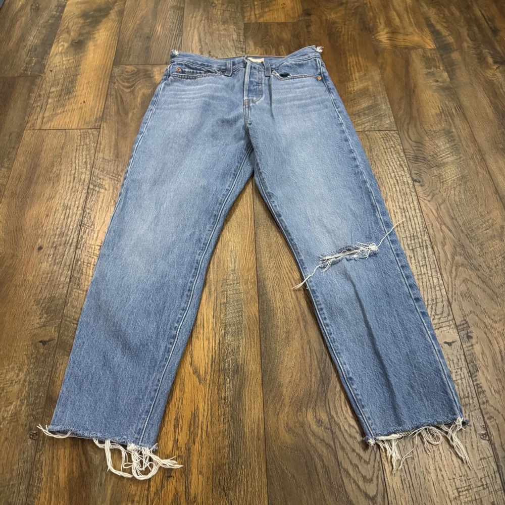 Levis Wedgie Straight Leg Jeans Light Wash Distressed Raw‎ Hem Womens 27 Raw Hem